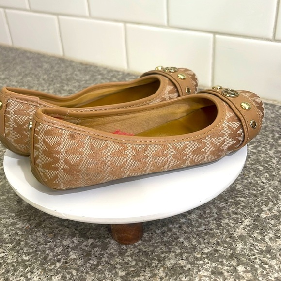 Michael Kors Stylish Tan Flats with Gold Accents - Picture 4 of 6